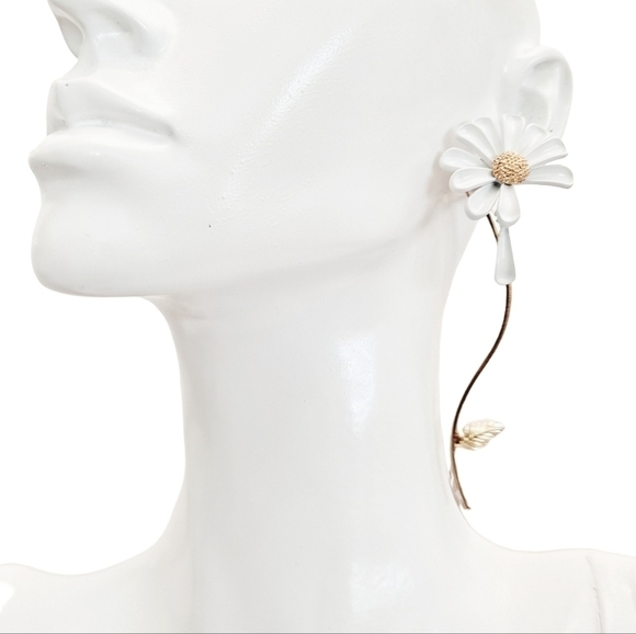 Gold tone white daisy flower asymmetric cottgecore boho coquette dainty earrings - Picture 9 of 14